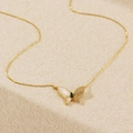 Elegante collar de mariposa dorado con nácar blanco e incrustación de gema verde - Plata 925 / Dorado