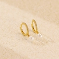 Eleganti orecchini a cerchio dorati con micro-cristalli lucenti e perle bianche tonde - Argento 925 / Oro