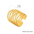 Detailansicht des goldenen Mehrschicht-Rings mit 2,8 cm Breite und 7g Gewichtsangaben - Siebenlagiger Wellenpunkt-Texturstil (RC-921G)