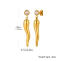 Detailansicht der 4,5cm Länge und 0,7cm Breite der goldenen Perlenohrringe - Gebogener Chili Künstliche Perle Stil (ED-943G)