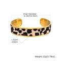 Detail van luipaardprint armband met een binnendiameter van 6,14 cm en 1,52 cm breedte - Gouden Armband (B-730G)