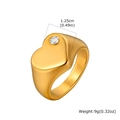 Makro-Detail des goldenen Herzrings mit 1,25 cm Breite und weißem Zirkonia-Stein - US 6 / Gold / April Geburtsstein (Klarer Strass)