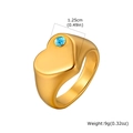 Detailansicht eines herzförmigen Goldrings mit einem blauen runden Zirkonia-Stein - US 6 / Gold / März Geburtsstein (Hellblauer Strass)