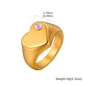 Detailweergave van een hartvormige gouden roestvrijstalen ring met paarse edelsteen - Goud / Juni Geboortesteen (Lichtpaarse Strass)
