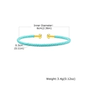Bracciale rigido aperto intrecciato turchese minimalista con terminali in metallo dorato - Turchese (PBR-120GL)