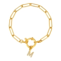 Gouden paperclip armband met kristallen letter M hanger en ronde veerring sluiting - M