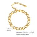 Nahaufnahme eines 18K vergoldeten Gliederarmbands mit Zirkonia-Steinen und Logo-Anhänger - Armband