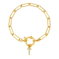 Gouden paperclip armband met een sprankelende letter T hanger en stevige veersluiting - Letter T