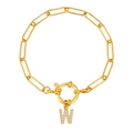 Goudkleurige paperclip armband met een met strass bezette letter W hanger en ronde sluiting - Letter W