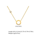 Makro-Detail des goldenen Oval-Anhängers mit Zirkonia-Steinen und Kettenabmessungen - Hohler Runder Ring Stil (NC-2427G)