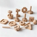 Gioco Montessori in legno con dadi e bulloni geometrici e corda per infilare per bambini - Infilaggio Dadi