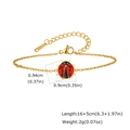 Detalle de pulsera de mariquita dorada con colgante de esmalte rojo y cierre de langosta de acero - Pulsera de Mariquita (BR-2593G01)