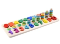 Dettaglio macro del puzzle Montessori in legno con numeri, forme e anelli per contare - Forme Geometriche e Numeri 3-in-1