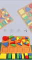 Dettaglio di blocchi geometrici in legno colorati e tavola puzzle per l'apprendimento - Tavola delle Forme Geometriche