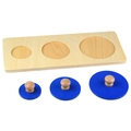 Montessori Holzpuzzle mit drei blauen Kreisen verschiedener Größe und Holzgriffen - 3 Blaue Kreise Abgestufte Platte (Weiße Box)