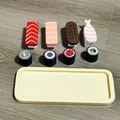 Detail von Holz-Sushi-Spielzeugset mit bunten Nigiri und Rollen auf einem Holztablett - Simulation Sushi Spielzeug Set (Neue Lackierte Basis)