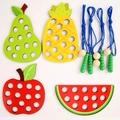 Montessori Holzspielzeug Set mit Apfel Birne Ananas und Wassermelone zum Auffädeln - Standardausführung