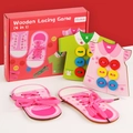Gioco di allacciatura 4 in 1 in legno con forme di scarpe e vestiti per motricità - Rosa