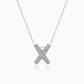 Collana con ciondolo a X in argento S925 con zirconi incastonati su sfondo bianco - Argento 925 / Oro Bianco