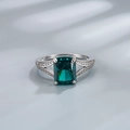 S925 Sterlingsilberring mit smaragdgeschliffenem grünem Stein und Seitenakzenten - US-Größe 6 / Smaragdgrüner Hochkohlenstoff-Diamant
