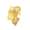 Verstellbarer goldener Ring mit unregelmäßiger Hammerschlag-Textur und breiter Fläche - Einstellbar Offen / Gold