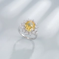 Ring aus 925er Silber mit ovalem gelbem Diamanten und funkelndem weißen Edelsteinbesatz - US-Größe 6 / Eigelbgelb (YEJ8016)