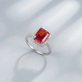 Elegante anillo de plata S925 con piedra preciosa roja rectangular y halo de diamantes - Talla US 6 / Rojo