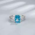 Ring aus S925 Sterlingsilber mit eisblauem Diamanten im Rechteckschliff und Pavé-Schiene - US-Größe 6 / Meeresblauer Hochkohlenstoff-Diamant