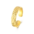 Verstellbarer goldener Ring mit Hammerschlag-Textur im minimalistischen Design - Einstellbar Offen / Gold