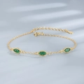 Détail d'un bracelet plaqué or 18K avec trois zircons verts coupés en marquise - Argent 925 / Bracelet Marquise