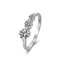 Minimalistischer 925er Sterling Silber Ring mit drei abgestuften runden Zirkonia Steinen - US 7 / Weißgold