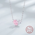 Detalle del collar de corazón en plata S925 con piedras rosa y transparentes talla pera - Collar / Rosa