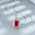 Détail du collier en argent S925 avec une pierre rouge taille émeraude et halo diamanté - Argent 925 / Collier Pendentif Carré Rouge Chine