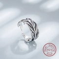 Vista de cerca del anillo ajustable de plata de ley S925 con diseño de plumas - Abierto Ajustable / Plata Tailandesa