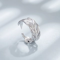 Anillo abierto de plata de ley S925 minimalista con un delicado diseño de pluma y textura - Abierto Ajustable / Oro Blanco