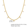 Dettaglio della collana a sfere dorate con misure e pendenti in zircone bianco quadrati - Oro
