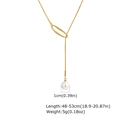 Dettaglio della collana a catena serpente in oro 18K con perla bianca e chiusura ovale - Oro