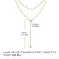 Dettaglio collana a Y dorata a doppio strato con perla barocca e zircone cubico - Oro