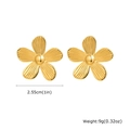 Detalle de pendientes de flor dorada que muestra el diámetro de 2,55 cm y la textura - Estilo de Flor Grande (ES-652G03)