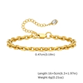 Dettaglio del bracciale a catena dorata con chiusura a moschettone e pendente in zircone - Oro