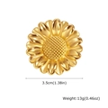 Dettaglio spilla a margherita in oro 18K con diametro di 3,5 cm e trama metallica - Oro