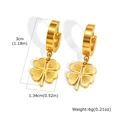 Detalle de los pendientes de trébol de acero inoxidable dorado con textura y dimensiones - Dorado