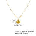 Dettagli delle dimensioni della collana con conchiglia dorata, frammenti bianchi e perla - Stile Capasanta (NC-2186)