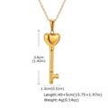 Detailansicht des hohlen Herz-Schlüssel-Anhängers mit Maßen 3.6cm x 1.3cm an feiner Kette - Gold