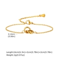 Detail van een 0,14 cm dunne gouden armband met in elkaar grijpende ringen en karabijn - Goud