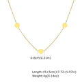Detalle de dijes de corazón dorados y cuentas azules en collar plano de acero - Dorado (NC-2158G)