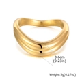 Detailansicht des 0,6 cm breiten, 18 Karat vergoldeten Edelstahl-Wellenrings mit 5 g Gewicht - US 6 / Gold