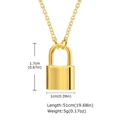 Dettaglio del ciondolo a lucchetto placcato oro 18K da 1,7x1cm su una catena da 51cm - Oro
