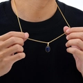 Detail van een gouden gedraaide ketting met ovale blauwe steen hanger bij een model - Lapislazuli Hanger + Touwketting (PN-2199)