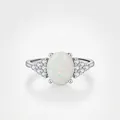 Eleganter S925 Silberring mit ovalem Opal und seitlichen Zirkonia-Verzierungen - Ring (US Größe 5)